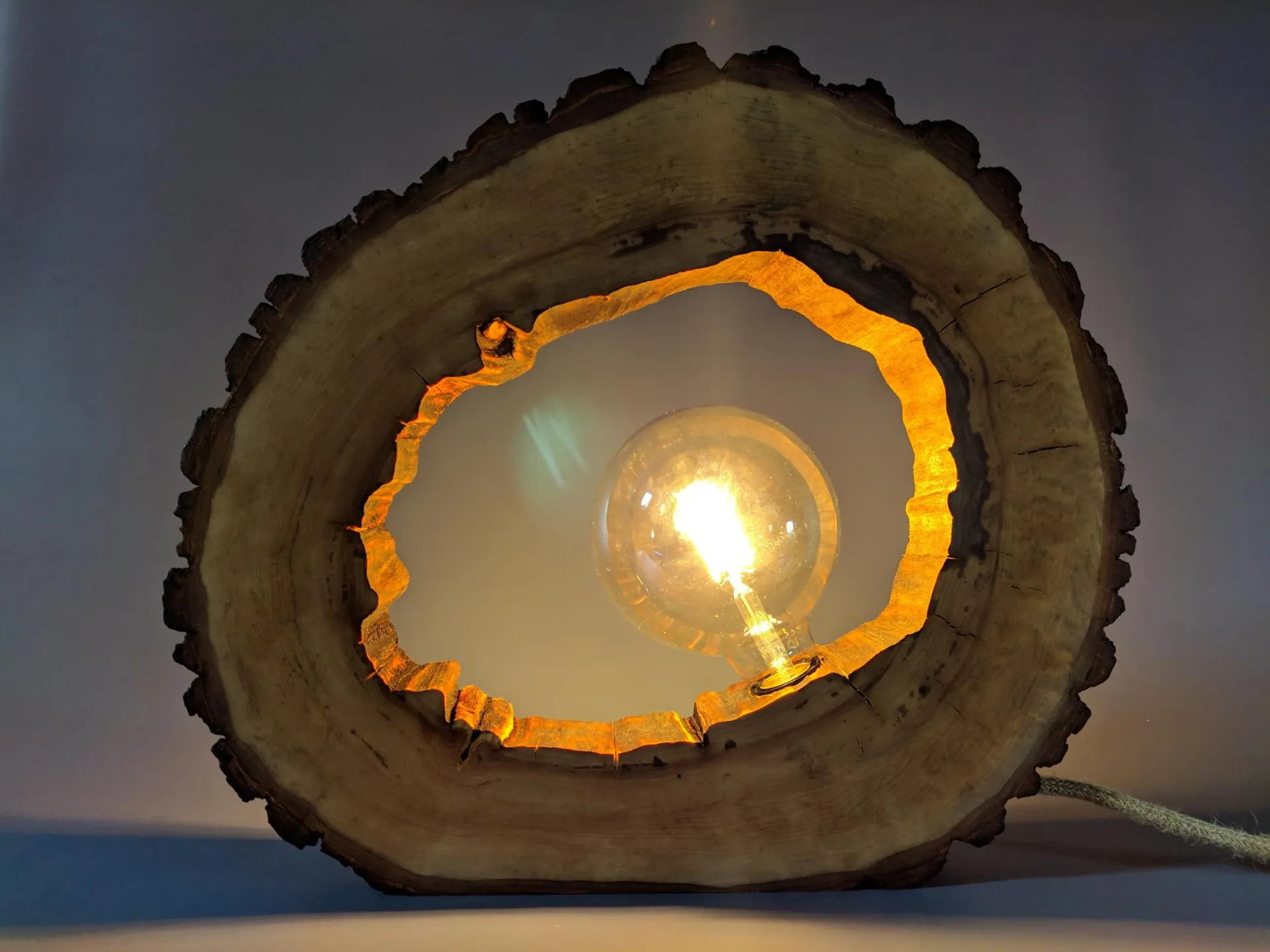 Leuchte aus Baumscheibe – Holzgestaltung in Pegau