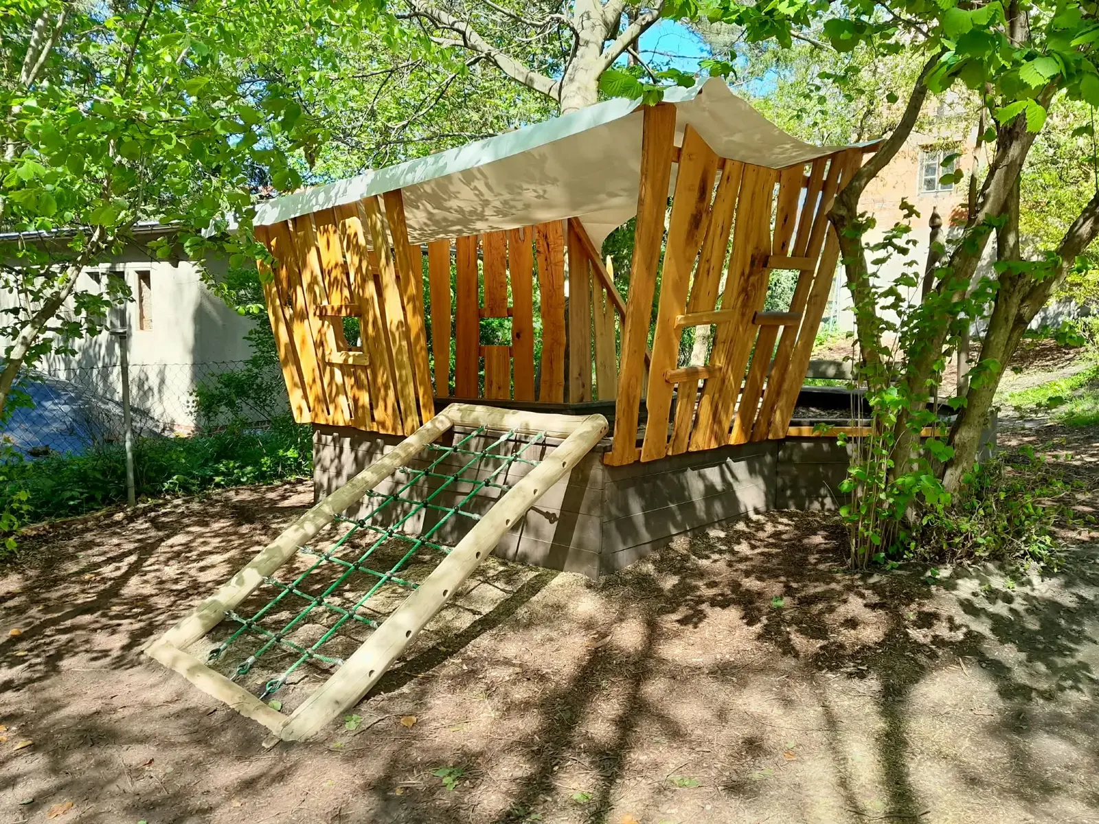 Spielturm aus Holz in Pegau – Spielgeräte